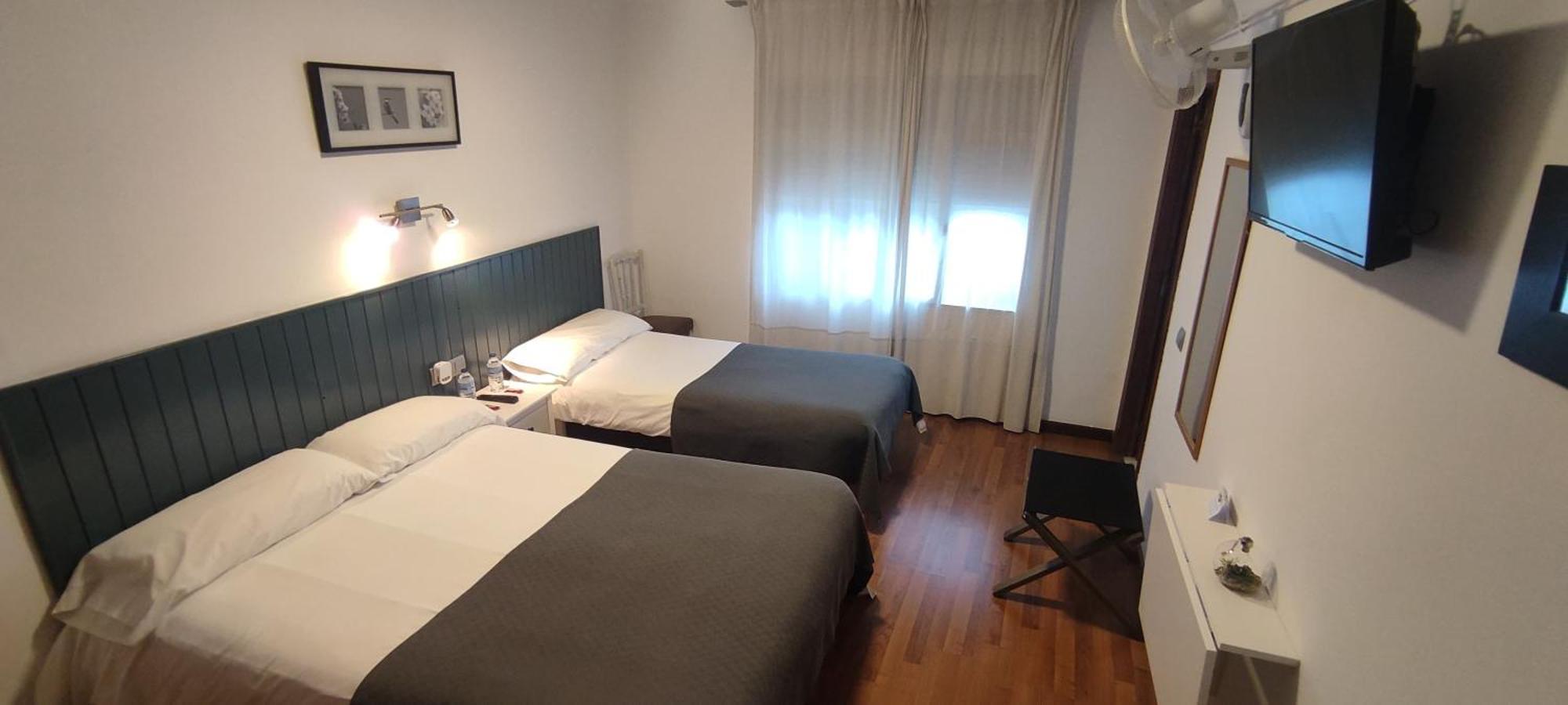 Hostal Cruce Villafranca Del Bierzo Exterior foto